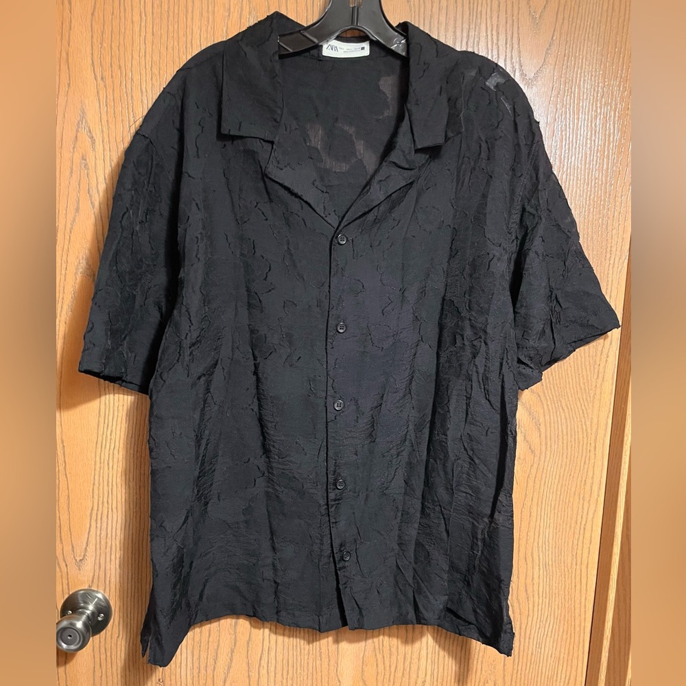 Zara Black Textured Short-Sleeve Button Down Shirt